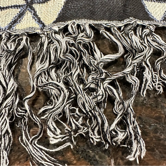 Sportin Styles NHL Pittsburgh Penguins Scarf/ Shawl w/ Fringe - Picture 6 of 9